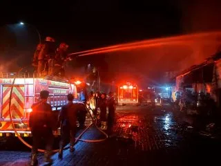 Empat Toko Furniture di Cikupa Ludes Terbakar