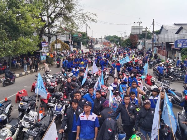 Demo Buruh di Tangerang: Jalan Raya Serang Macet Parah