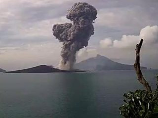 Kondisi Gunung Anak Krakatau Terkini, Polda Banten : Saat ini Gunung Anak Krakatau level III Siaga