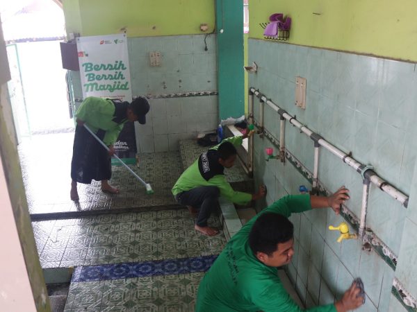 Sambut Ramadan, LPM Dompet Dhuafa Hadirkan Kegiatan Bersih-bersih Masjid