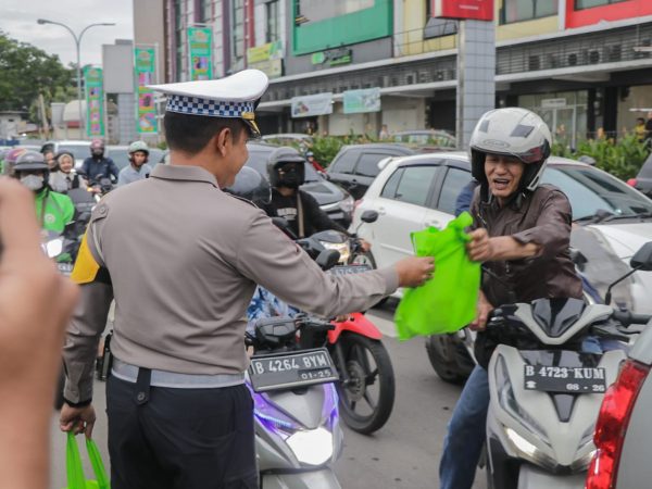Ramadhan Berkah, Polisi Bagikan Takjil Berbuka Puasa di Tangerang