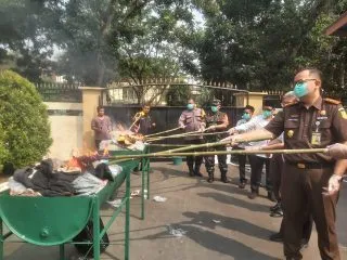 Musnahkan Barang Bukti, Kejari Kabupaten Tangerang Sebut Kasus Obat Keras dan Upal Meningkat!