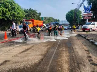 Kemacetan di Jalan Jenderal Sudirman, depan Mal Balekota, Kota Tangerang, telah terurai setelah penanganan tumpahan oli oleh petugas gabungan Pemkot Tangerang pada Rabu, 30 Oktober 2024. Dengan respons cepat di bawah 10 menit, tim BPBD, DPUPR, DLH, dan Dishub bekerja sama membersihkan jalan, sehingga lalu lintas kembali normal dalam dua jam. Masyarakat diimbau untuk berhati-hati saat berkendara dan melaporkan kejadian darurat melalui call center 112.