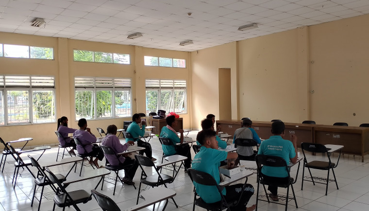 SuaraBantenNews.Com melaporkan bahwa pada Rabu, 30 Oktober 2024, Satpol PP Kabupaten Tangerang bersama Dinas Sosial melakukan operasi penertiban terhadap belasan Penyandang Masalah Kesejahteraan Sosial (PMKS) di beberapa kecamatan. Dalam operasi tersebut, 11 PMKS terjaring, terdiri dari 10 gelandangan dan 1 manusia silver. Upaya ini bertujuan untuk menjaga ketertiban umum dan memberikan pembinaan bagi PMKS, termasuk pelatihan keterampilan agar mereka dapat mandiri. Dukungan dari berbagai pihak, termasuk Dinas Sosial dan Polres Kota Tangerang, memperkuat komitmen untuk menciptakan lingkungan yang aman dan nyaman.