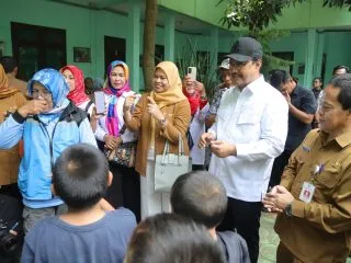 Mensos Kunjungi Korban Pelecehan Panti Asuhan di Tangerang