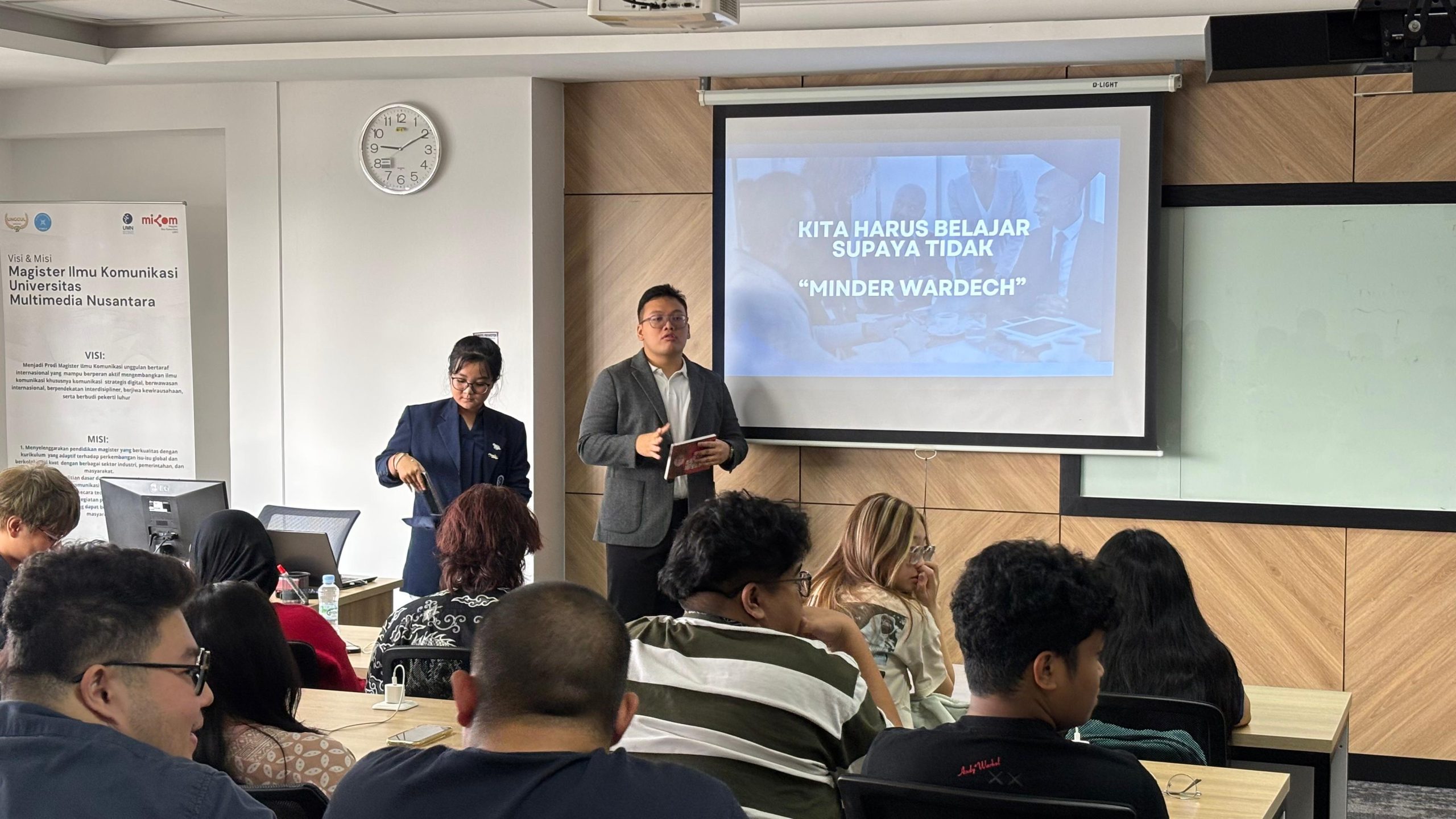 Abraham Garuda Laksono, Anggota DPRD Provinsi Banten, menjadi dosen tamu di Universitas Multimedia Nusantara (UMN) pada 5 November 2024. Dalam kuliah bertema "Komunikasi Kelompok dan Peran Anggota Dewan dalam Mengayomi Masyarakat", mahasiswa UMN terlihat sumringah dan antusias saat mendengarkan penjelasan Abraham tentang pentingnya komunikasi dalam kehidupan sosial dan politik. Ia juga mengutip contoh inspiratif dari Muhammad Hatta, menekankan peran komunikasi dalam mencapai tujuan kolektif. Kuliah ini dihadiri oleh 60 mahasiswa dan dimoderatori oleh Karolin Sherli Aulea, menambah keseruan suasana belajar.