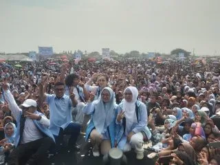 Banten Tanpa Korupsi, Kedatangan Andra Soni ke Mekar Baru Tangerang Disambut Antusias Ribuan Pendukung