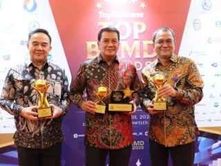 Bupati Tangerang Terima Penghargaan Top Pembina BUMD di Ajang TOP BUMD Awards 2025