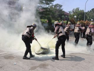 Polresta Tangerang Gelar Simulasi Pengamanan Unjuk Rasa Pada Peringatan MayDay