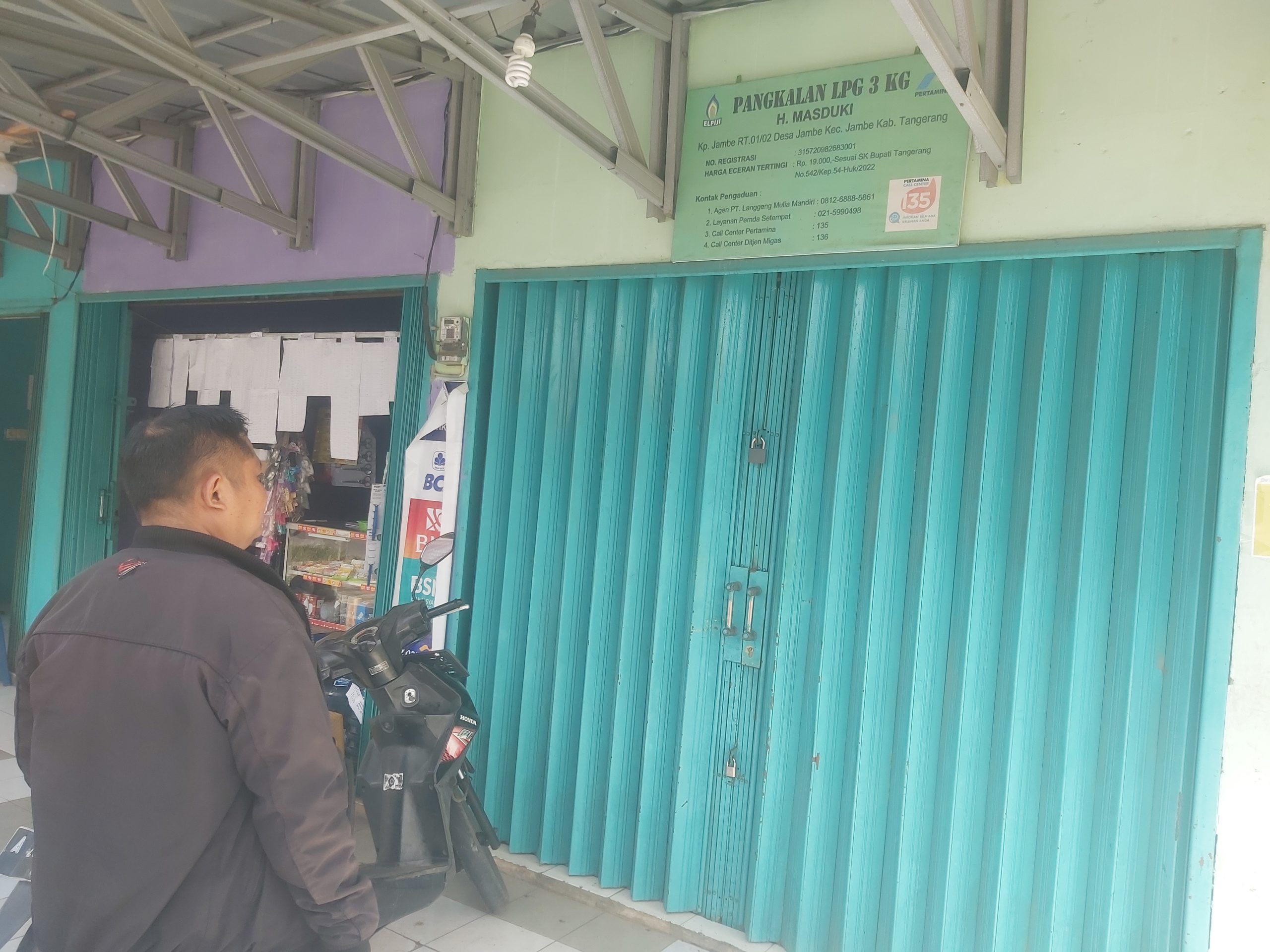 Ruko Sub Pangkalan LPG 3Kg yang dijadikan Lokasi Pengoplosan Gas Subsidi oleh Tersangka MS (53) di Desa Jambe, Kabupaten Tangerang. (RF)