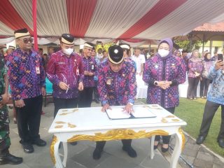 Bupati Tangerang saat Menandatangani Perbup Sekolah Swasta Gratis. (Rikhi Ferdian)