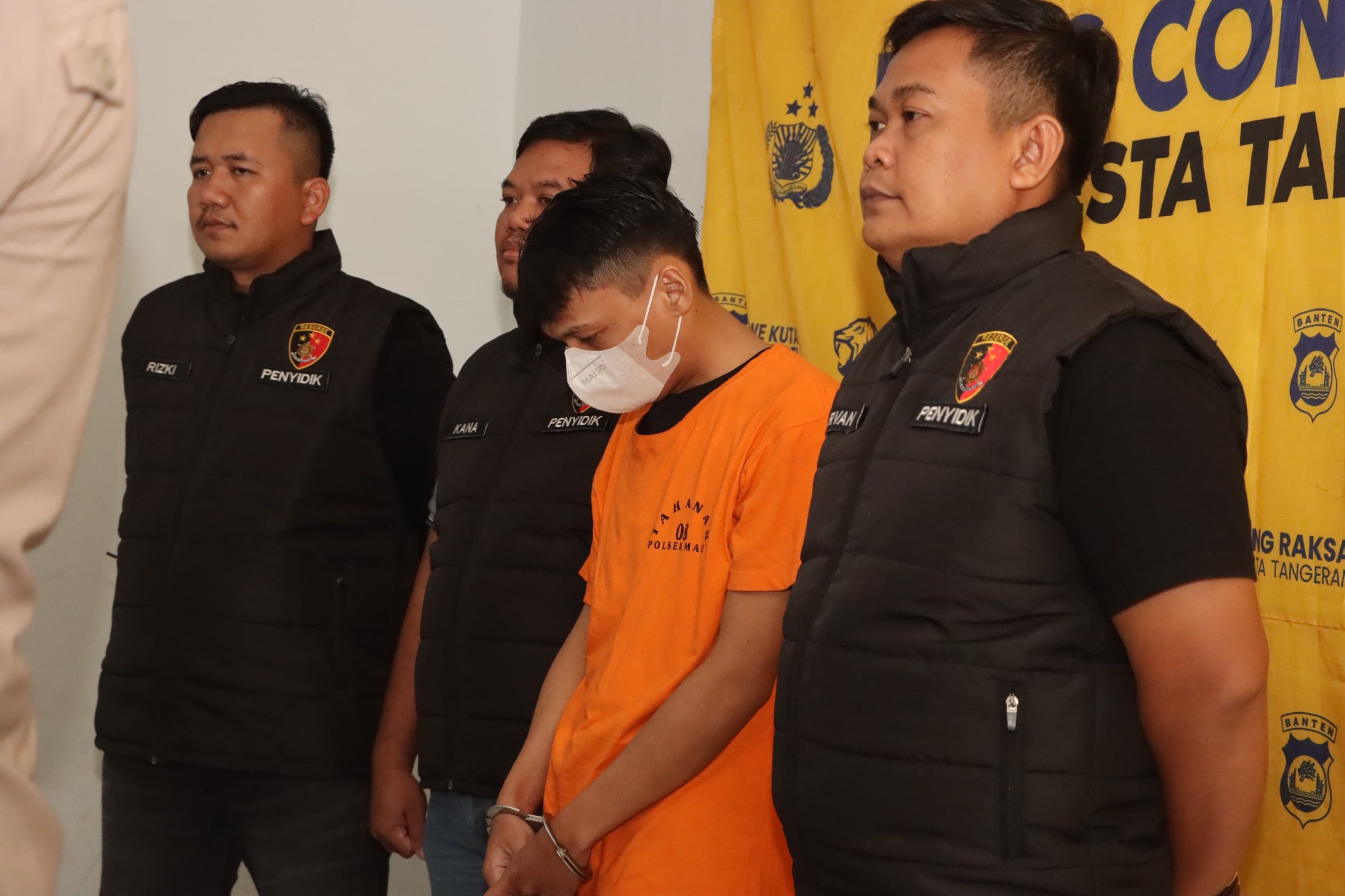 KH (25), Pengangguran di Kabupaten Tangerang yang Nekat Berjualan Obat Terlarang saat Diamankan Aparat Kepolisian Polsek Mauk. (RFH)
