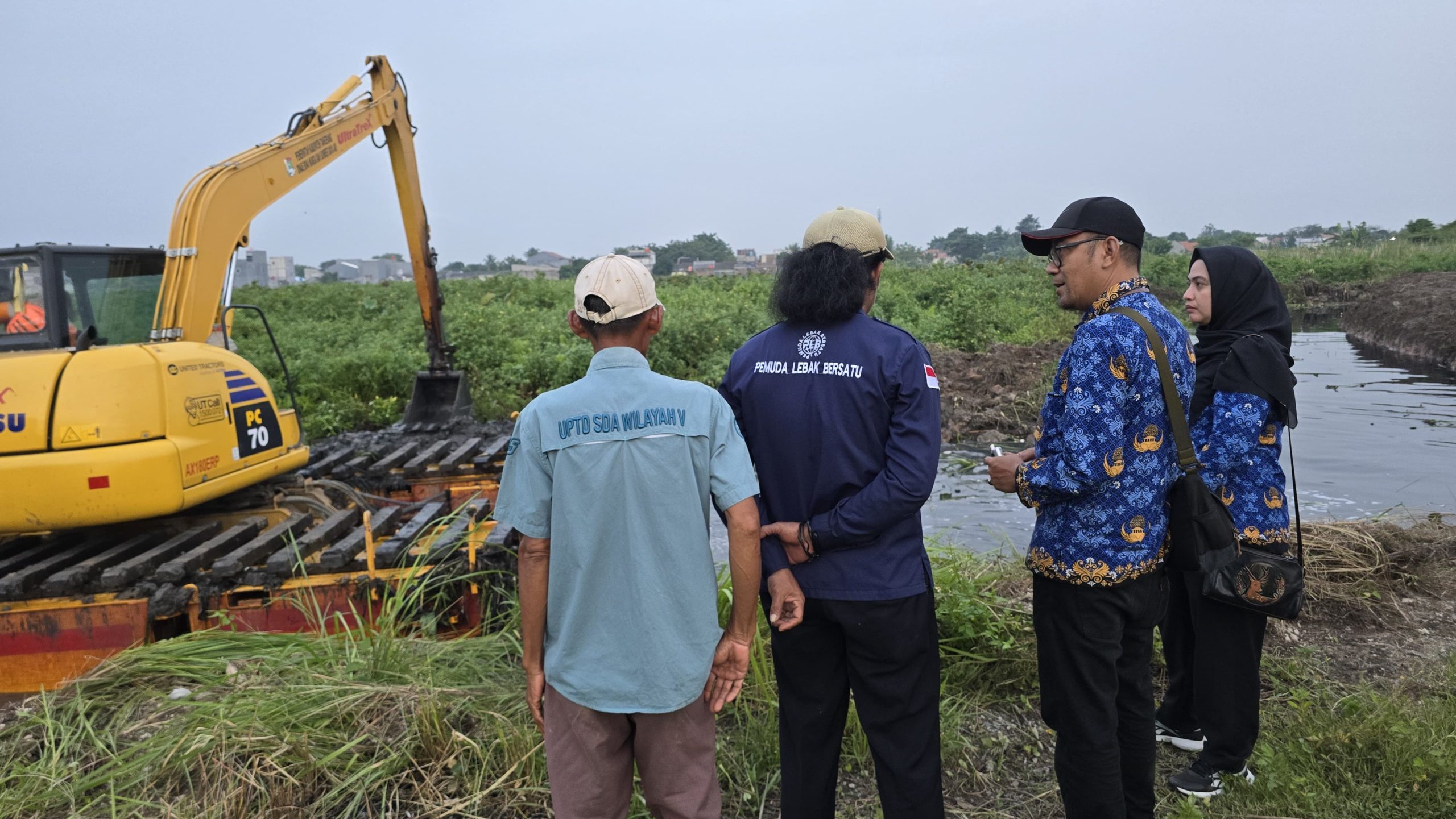 UPTD Sumber Daya Air (SDA) Wilayah V melakukan normalisasi dan pengerukan lumpur di saluran pembuang Kali Sulang, Desa Lebak Wangi, Kecamatan Sepatan Timur. (Tim Forum Bina Marga)
