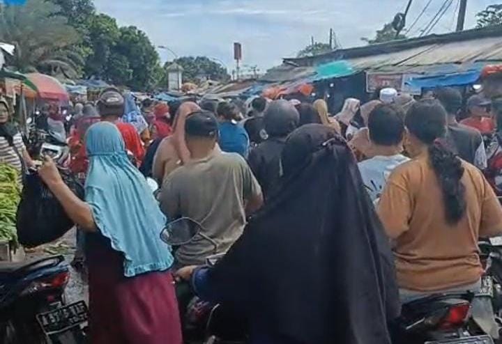 Pedagang Kaki Lima (PKL) di Bahu Jalan Menyebabkan Kemacetan Arus Lalu Lintas. (Ist)