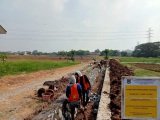 Pembangunan Saluran Irigasi di Kawasan Puskagro, Kecamatan Sepatan, Kabupaten Tangerang. (Tim Forum DBMSDA)