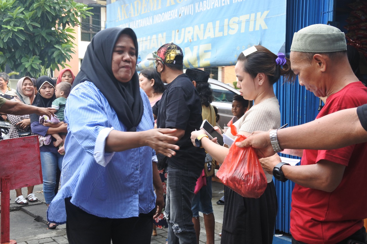 Jurnalis PWI Kabupaten Tangerang Bagikan Daging Kurban Kepada Masyarakat. (Rls)