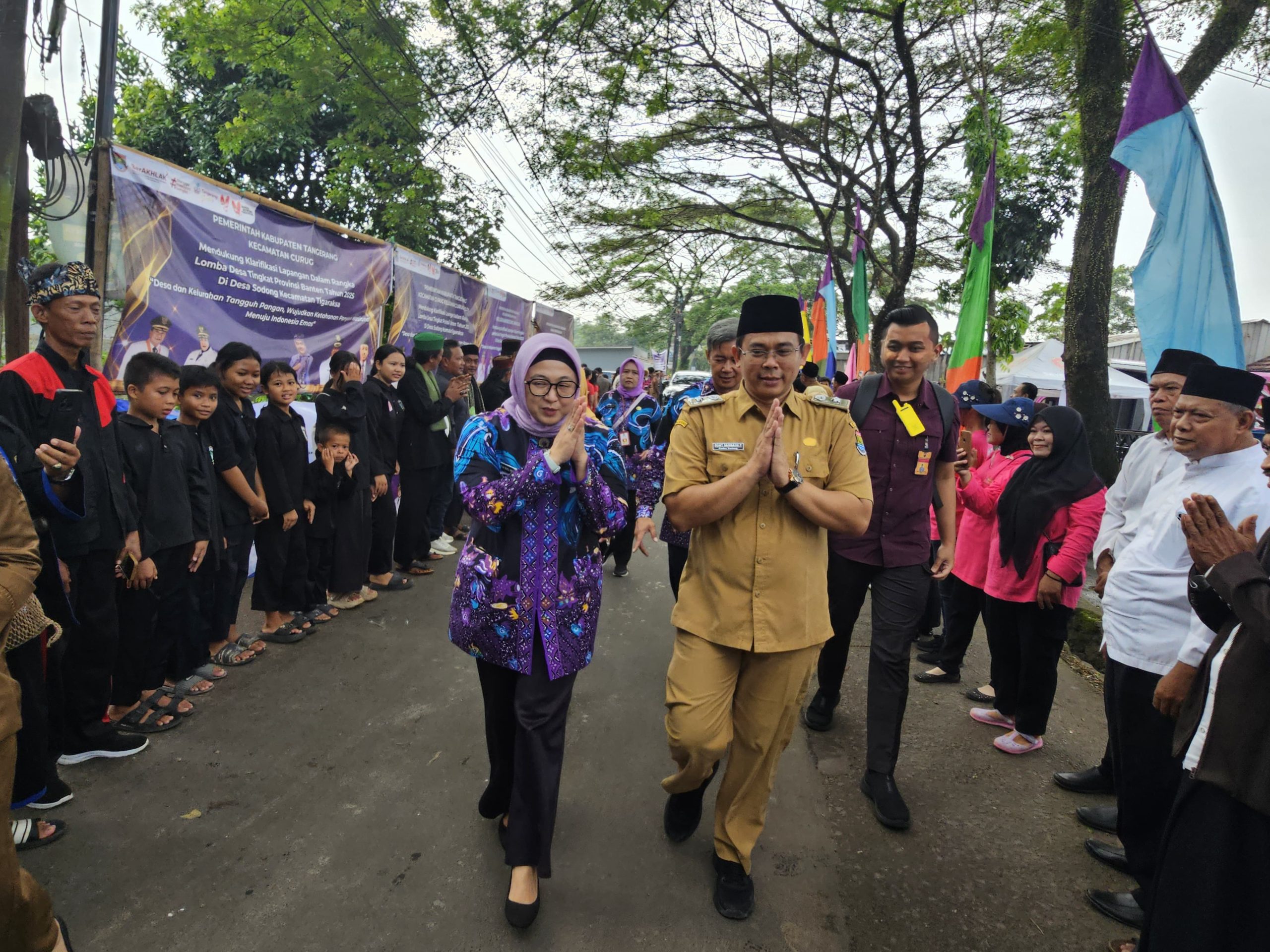 Wakil Bupati Tangerang Intan Nurul Hikmah (kiri) saat Mengunjungi Desa Sodong Pada Lomba Desa Tingkat Provinsi Banten Tahun 2025.