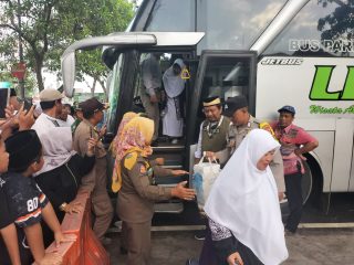 Bus yang Membawa Rombongan Jemaah Haji saat Tiba di Kabupaten Tangerang.