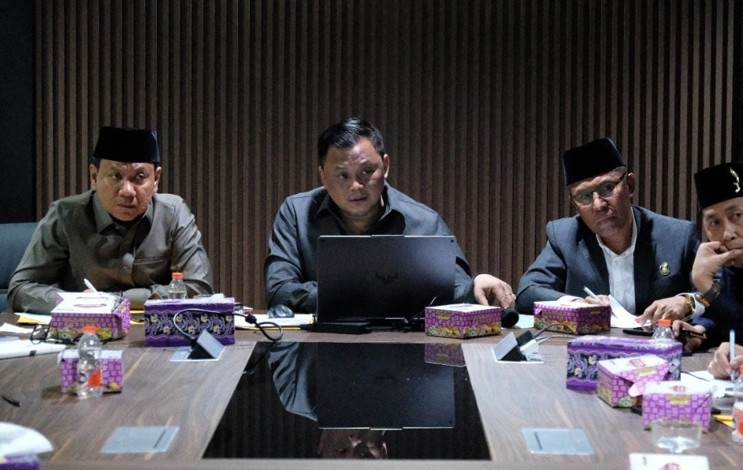 Anggota DPRD Kabupaten Tangerang dari Komisi II, Deden Umardani (tengah).