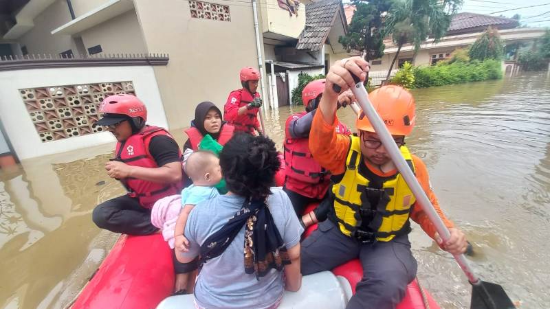 Relawan saat Mengevakuasi Warga Terdampak Banjir di Perumahan Ciledug Indah 1, Kota Tangerang.