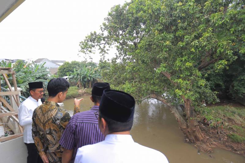 Wakil Presiden Republik Indonesia, Gibran Rakabuming Raka, meninjau langsung Komplek Ciledug Indah, Kecamatan Karang Tengah, Kota Tangerang, yang beberapa waktu lalu terdampak banjir.