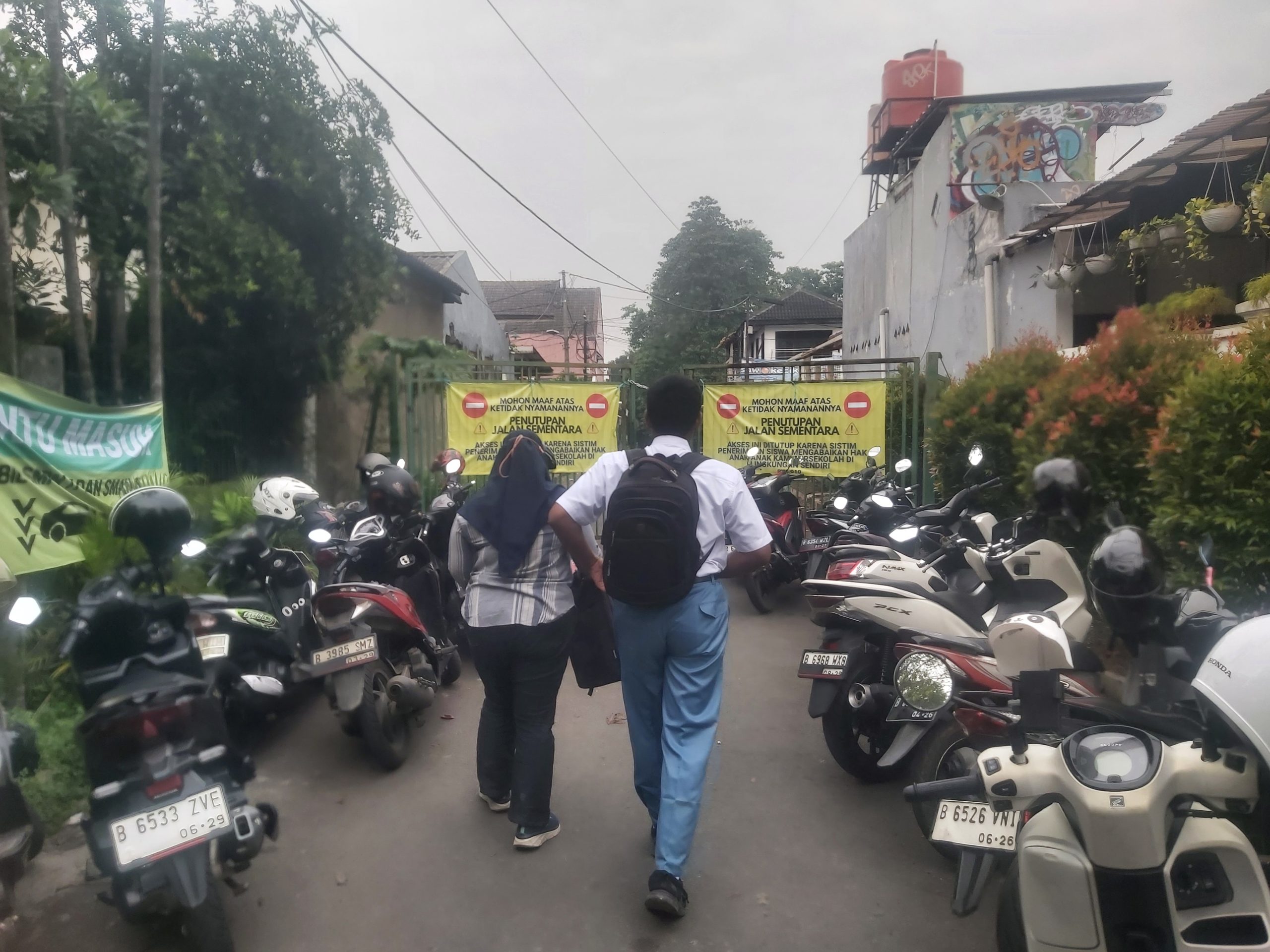 Akses Jalan Menuju SMPN 17 dan SMAN 6 Tangsel Disegel Warga. (RFH)