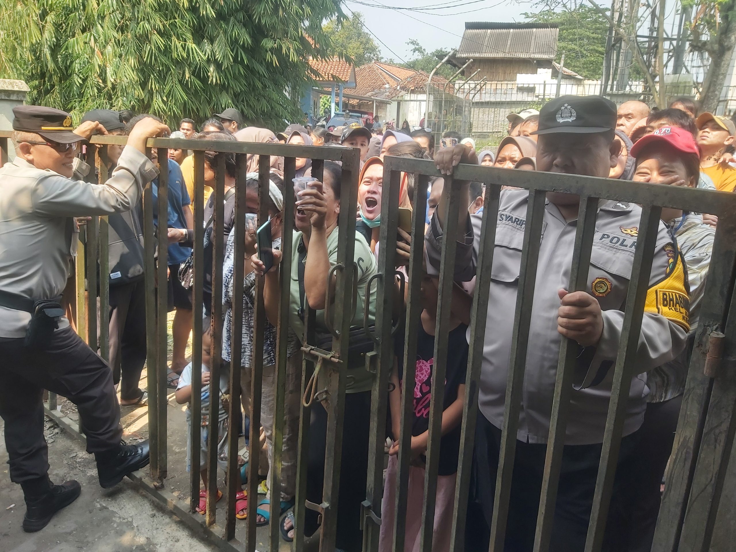 Warga di Kampung Lamping Kancil, Desa Cibogo, Kecamatan Cisauk, Kabupaten Tangerang, saat Menyaksikan Rekonstruksi Kasus Pembunuhan Wanita dengan Kondisi Tangan Terborgol. (RFH)