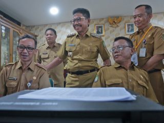 Wali Kota Tangerang Sachrudin saat Meninjau Pelaksanaan SPMB 2025 di SMPN 1 Kota Tangerang.