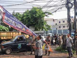 Spanduk Liar yang Bertebaran di Larangan Tangerang Dibongkar Trantib