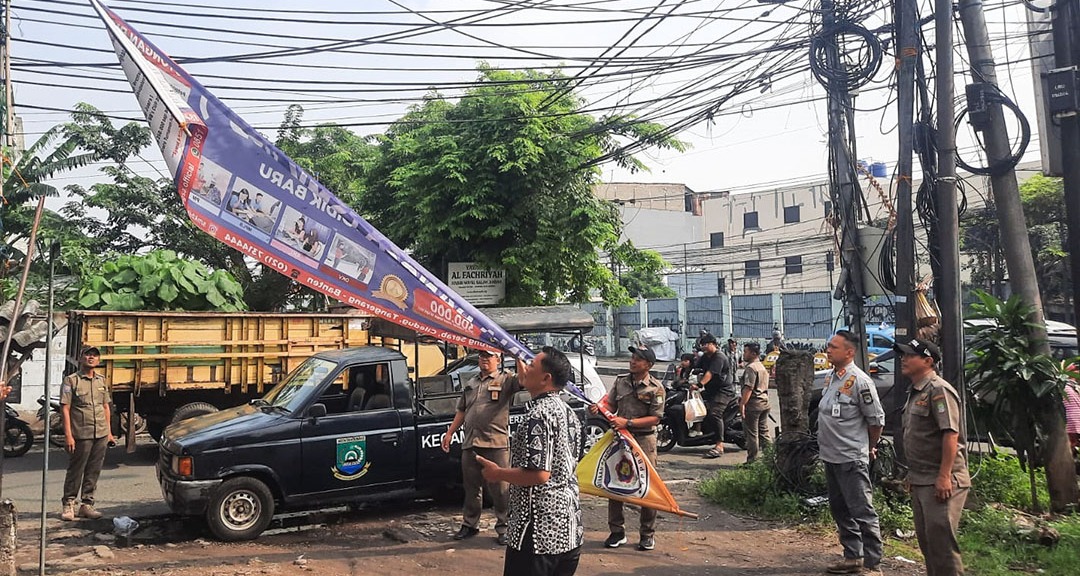 Petugas Trantib Bongkar Spanduk Liar yang Bertebaran di Wilayah Larangan, Kota Tangerang.