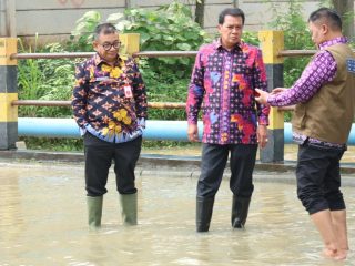 Bupati Tangerang Maesyal Rasyid (tengah) saat meninjau banjir di kawasan olex Tigaraksa.