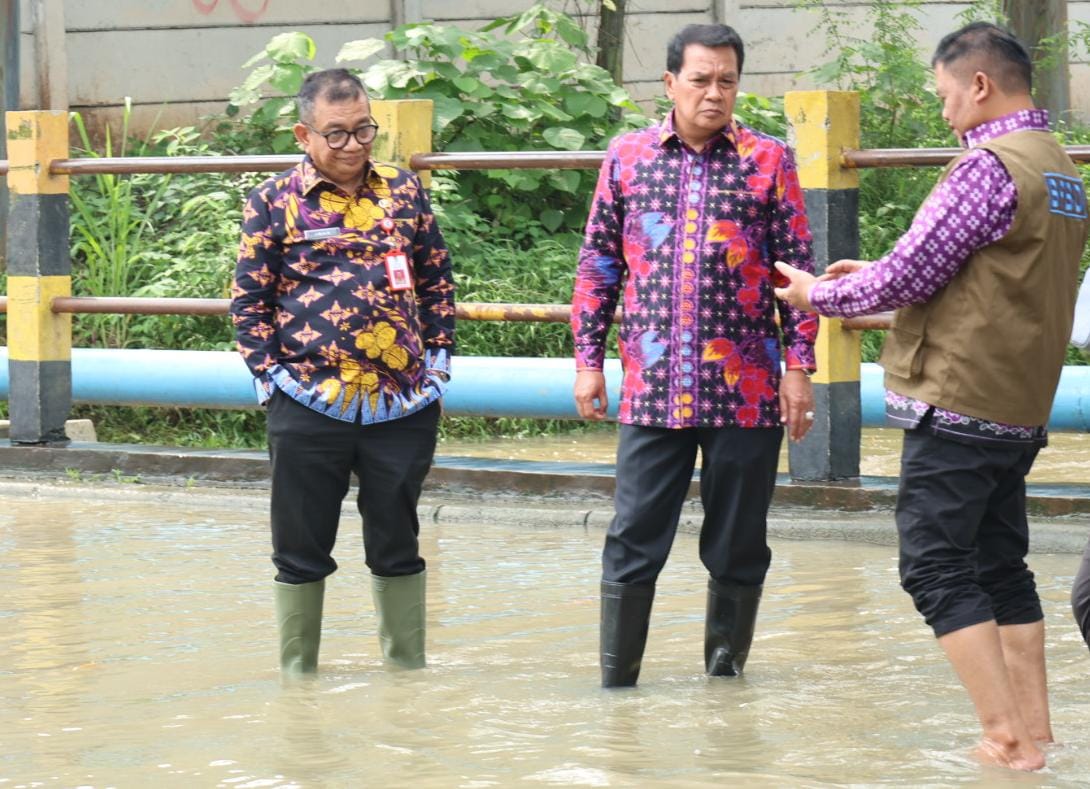 Bupati Tangerang Maesyal Rasyid (tengah) saat meninjau banjir di kawasan olex Tigaraksa.