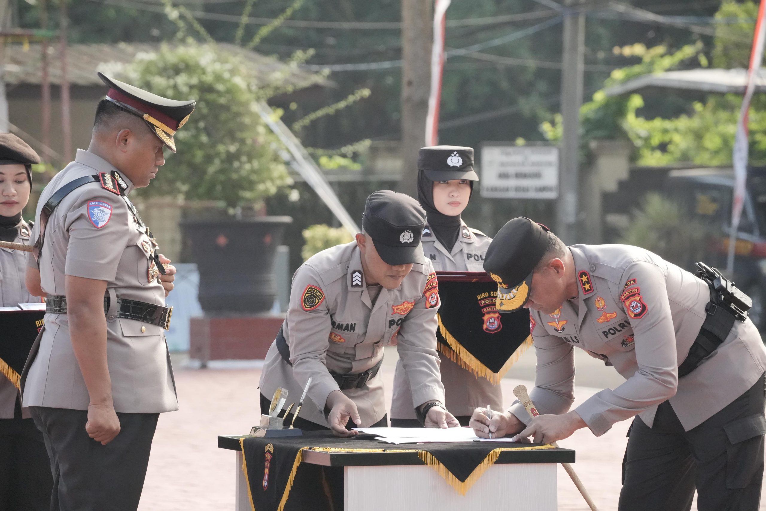 Kapolda Banten Irjen Pol Suyudi Ario Seto memimpin upacara serah terima jabatan (Sertijab) dari Kombes Pol Baktiar Joko Mujiono ke Kombes Pol Andi Muhammad Indra Waspada Amirullah.