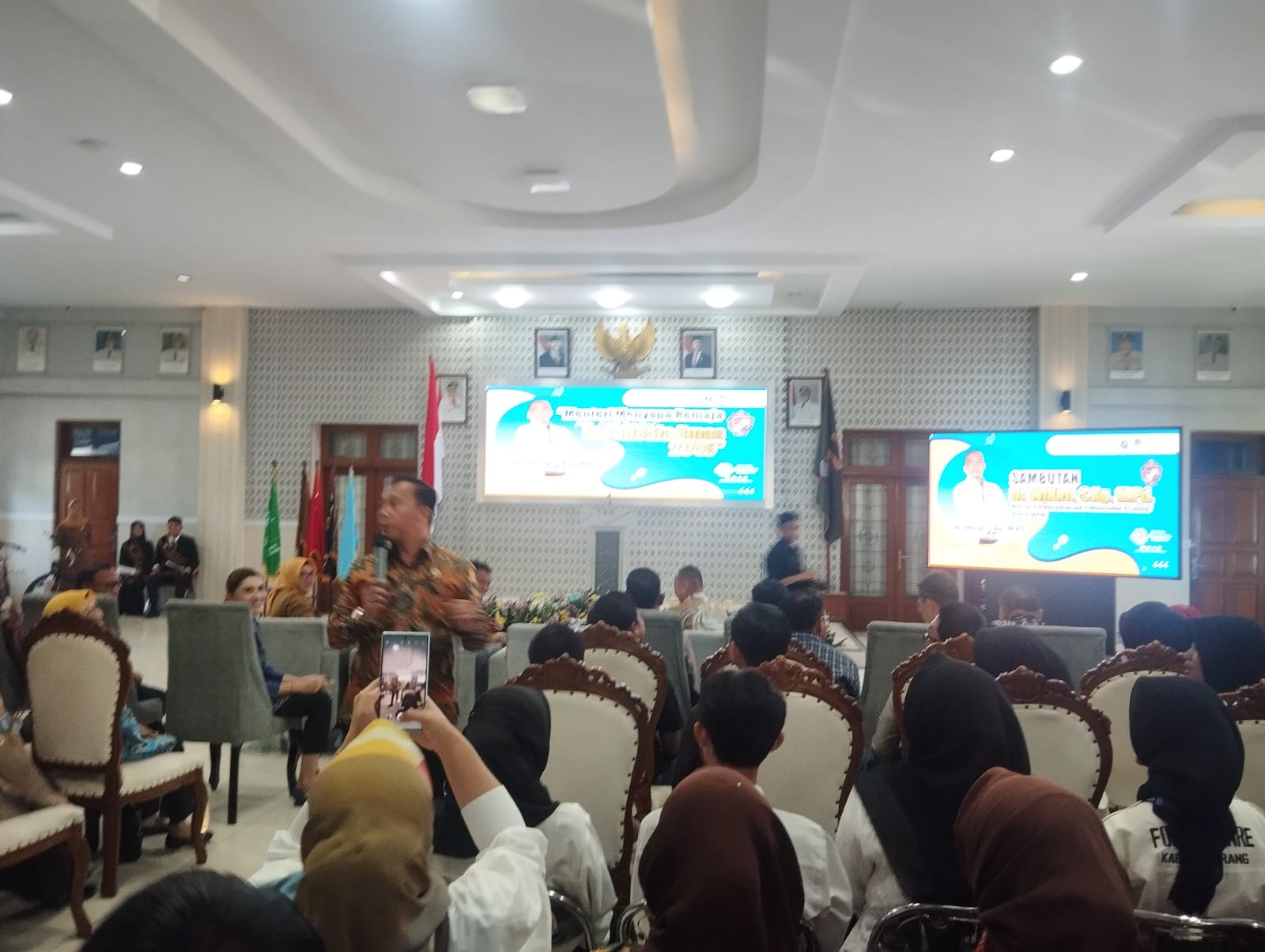 Menteri Kependudukan dan Pembangunan Keluarga/Kepala BKKBN Wihaji saat berdialog dengan generasi Z di Tangerang.