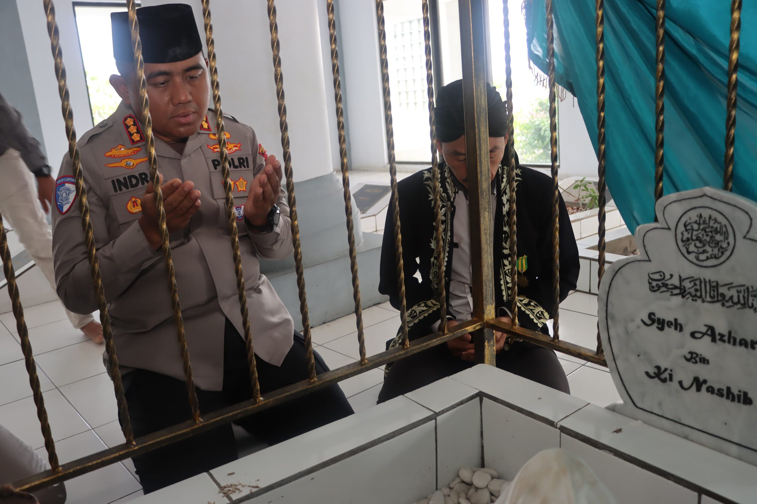 Kapolresta Tangerang Kombes Pol Andi Muhammad Indra Waspada Amirullah berziarah ke makam Raden Aria Wangsakara.