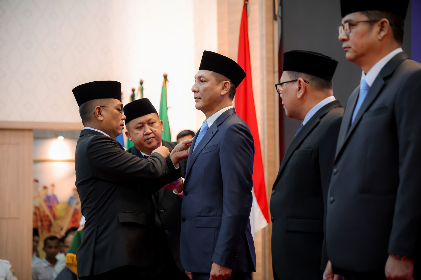 Gubernur Banten Andra Soni melantik dan memimpin pengambilan sumpah Jabatan Pimpinan Tinggi Madya Sekretaris Daerah (Sekda) Provinsi Banten Deden Apriandhi Hartawan.