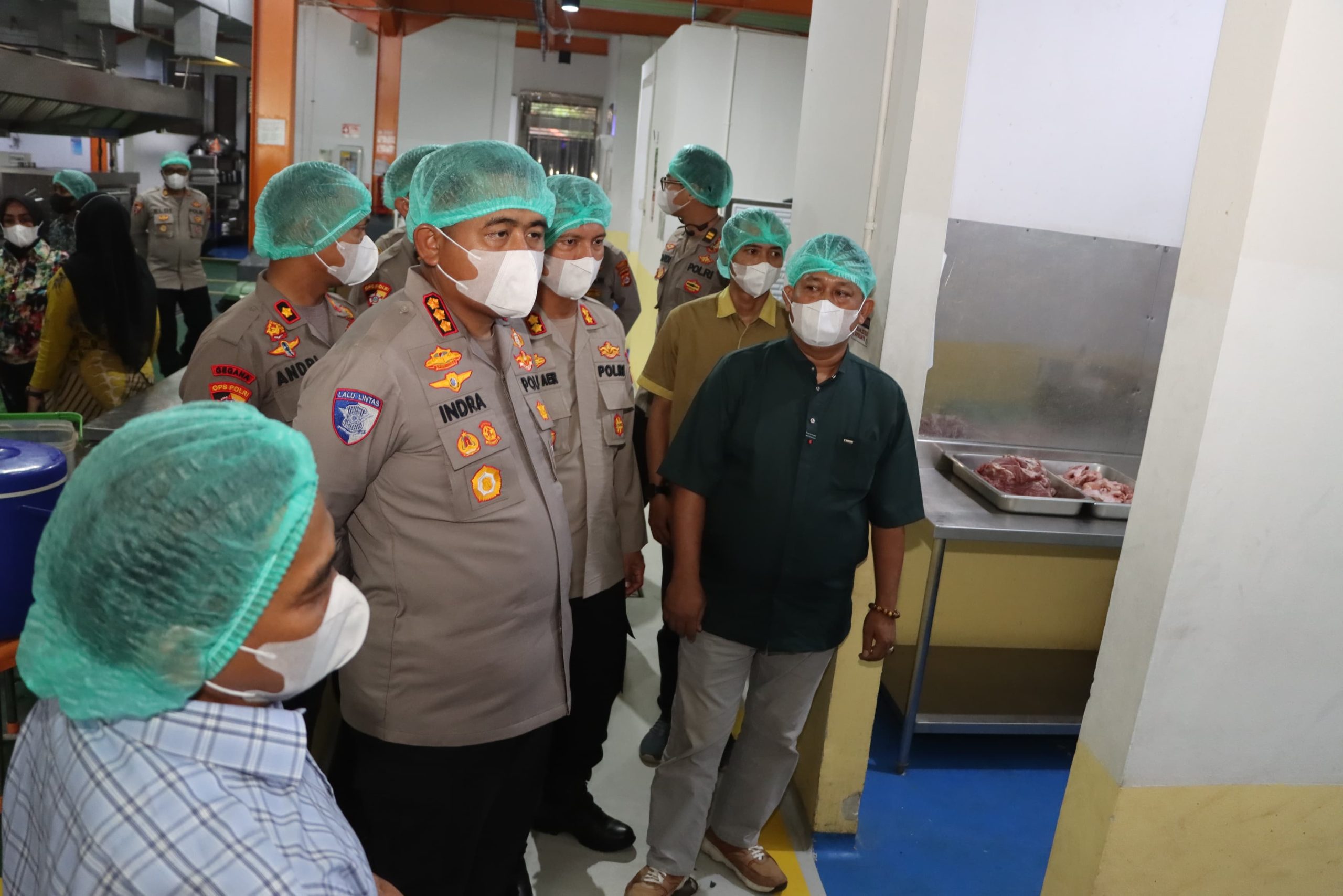 Kapolresta Tangerang Kombes Pol Andi Muhammad Indra Waspada Amirullah mengecek dapur Makan Bergizi Gratis (MBG) di PT. Boga Rasa Tama.