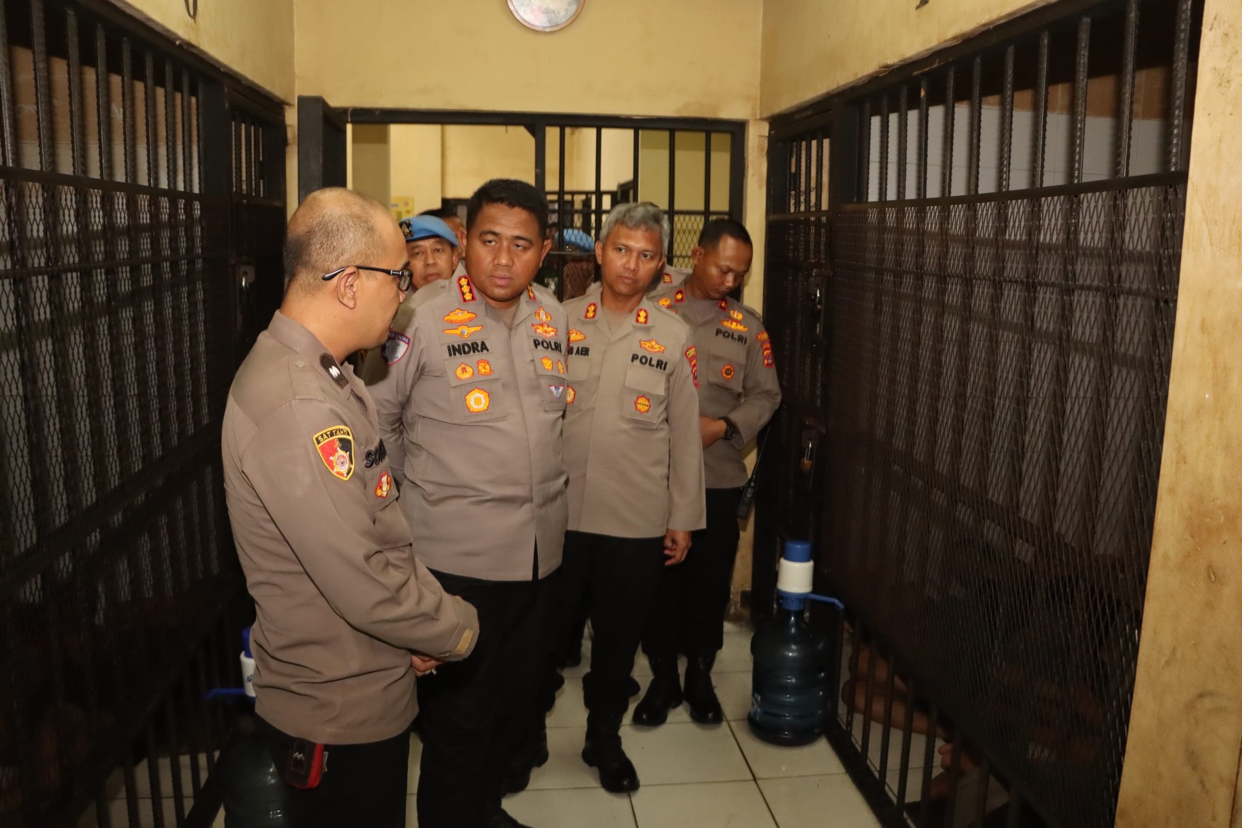 Kapolresta Tangerang Kombes Pol Andi Muhammad Indra Waspada Amirullah melakukan inspeksi mendadak (sidak) ke ruang tahanan Mapolresta Tangerang, Jumat (11/7/2025) sore.