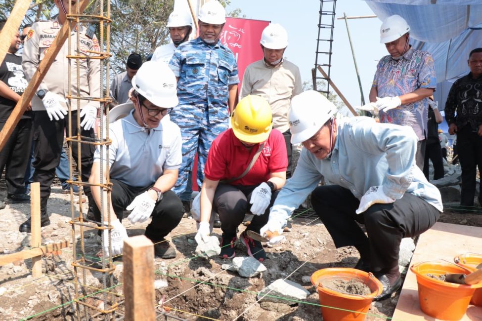 Bupati Tangerang H Moch Maesyal Rasyid secara simbolis melakukan peletakan batu pertama pembangunan 51 unit rumah layak huni.
