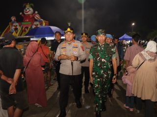 Wujudkan Kamtibmas, Kapolresta Tangerang Bareng Dandim Tigaraksa Patroli Dialogis Jalan Kaki
