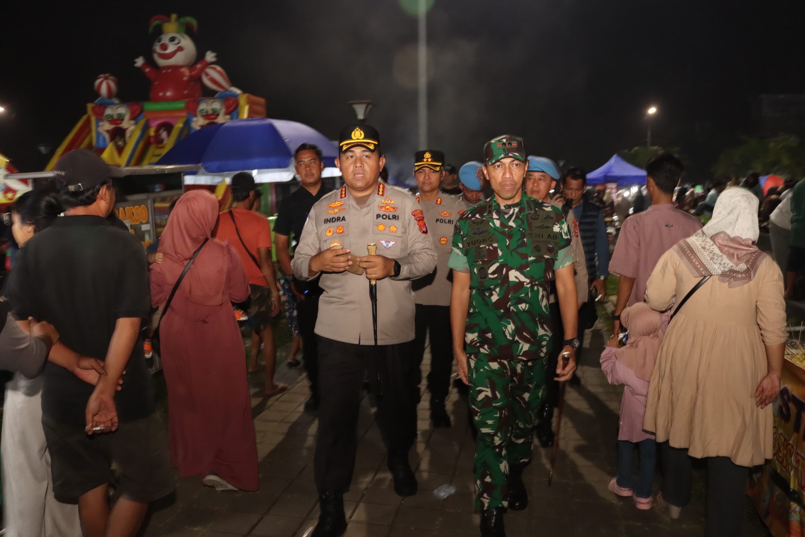 Kapolresta Tangerang Kombes Pol Andi Muhammad Indra Waspada Amirullah dan Dandim 0510 Tigaraksa Letkol Inf. Yudho Setyono memimpin Patroli Skala Besar di Alun-Alun Tigaraksa.