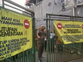 Akses Jalan ke SMPN 17 dan SMAN 6 Tangsel yang Disegel Warga Dibongkar Satpol PP