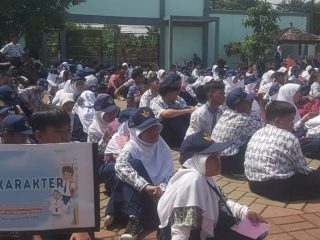 Buset! SMPN 8 Tangsel Patok Harga Seragam Sekolah Nyaris Rp 1 Juta