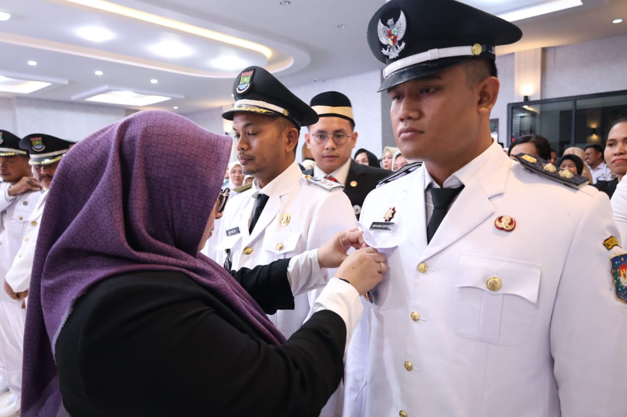 Bupati Tangerang Moch. Maesyal Rasyid melantik dan mengambil sumpah/janji jabatan sejumlah Pegawai Negeri Sipil (PNS).