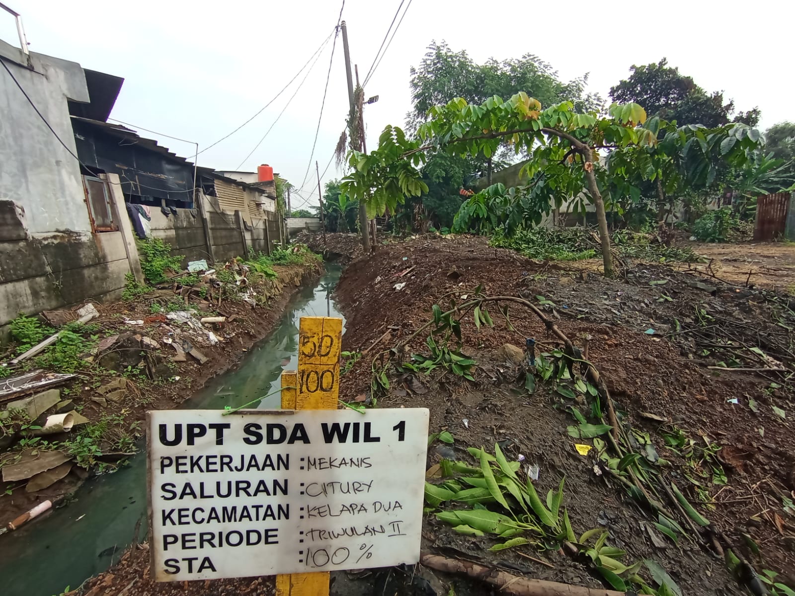 Kegiatan normalisasi saluran Cituri di Kelurahan Kelapa Dua, Kecamatan Kelapa Dua, Kabupaten Tangerang.