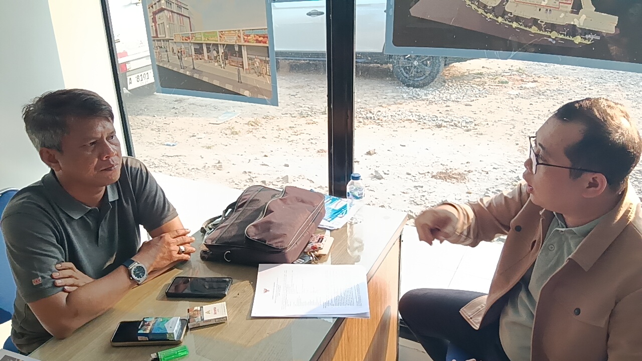 Anggota DPRD Kabupaten Tangerang dari Fraksi PKB, Fahrijal Azmi, saat Menegur Pihak Pengembang Pusat Niaga Mega Ria Cikupa. (RFH)