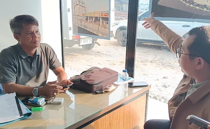 Anggota DPRD Kabupaten Tangerang Fahrizal Azmi mendatangi lokasi proyek pembangunan Pusat Niaga Mega Ria Cikupa. (RFH)