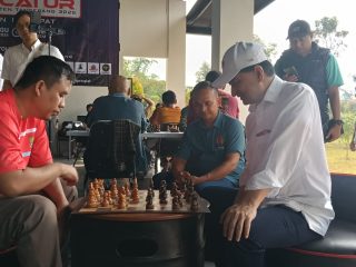 Wakil Gubernur Banten Dimyati Natakusumah mendatangi gelaran Liga Catur yang dihelat di Tangerang Voulenteer Park.