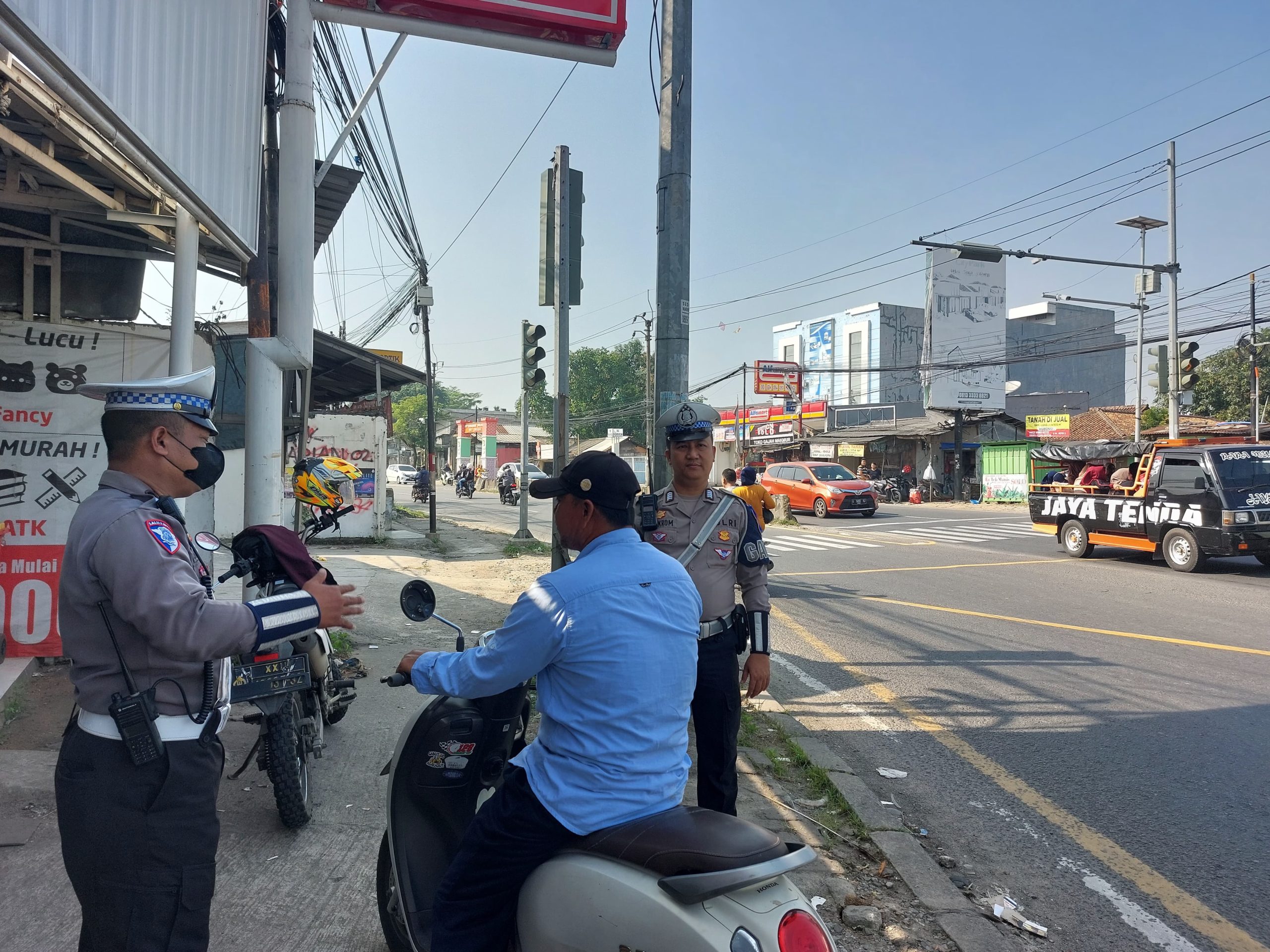 Petugas Satlantas Polresta Tangerang saat memberkan tindakan kepada pengendara lantaran memainkan HP saat berkendara.