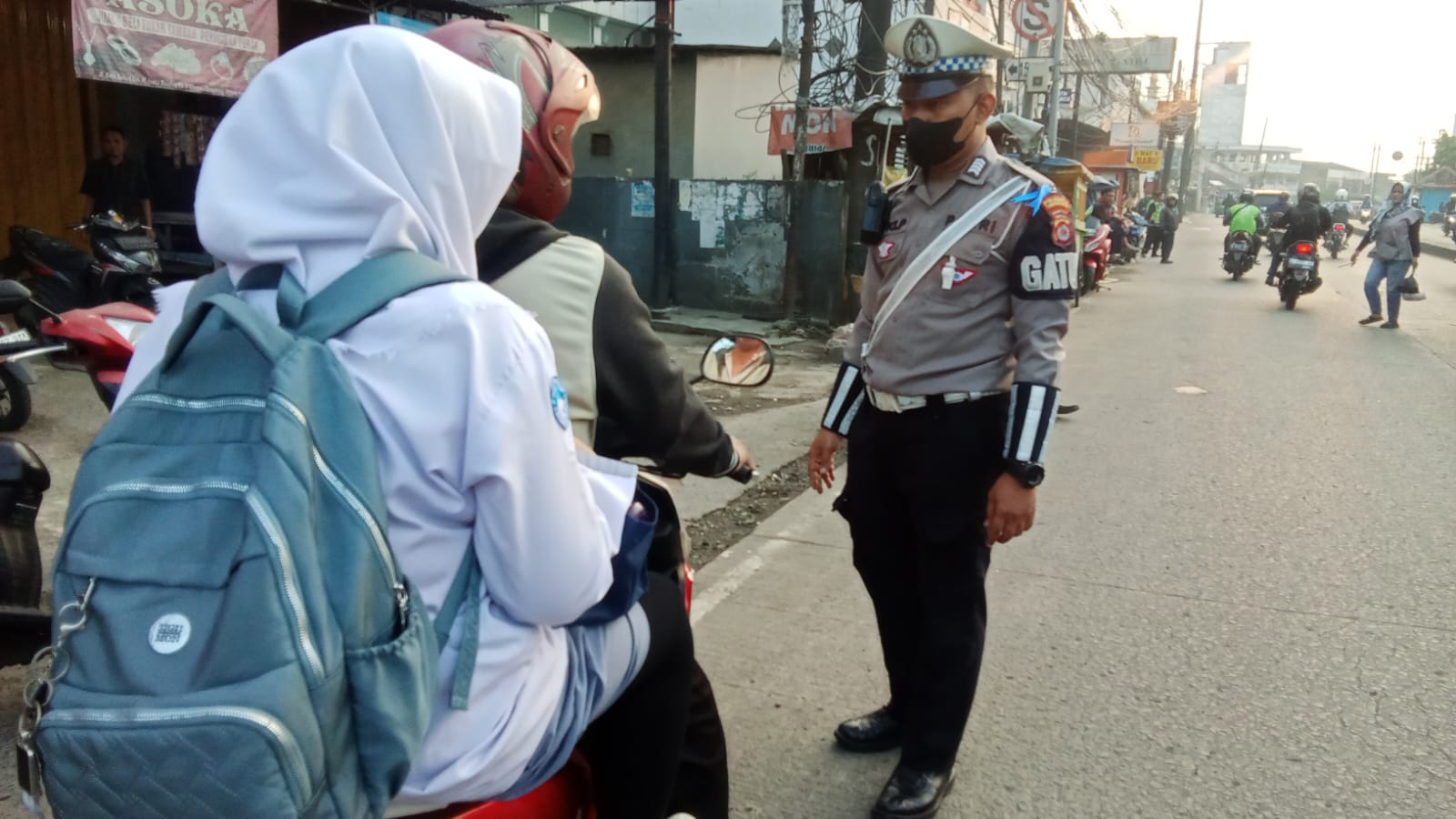 Satlantas Polresta Tangerang saat Menindak Pengendara yang Tidak Menggunakan Helm SNI. (RFH)